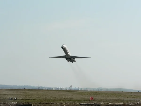 Реактивный самолет в полете - взлет — стоковое фото
