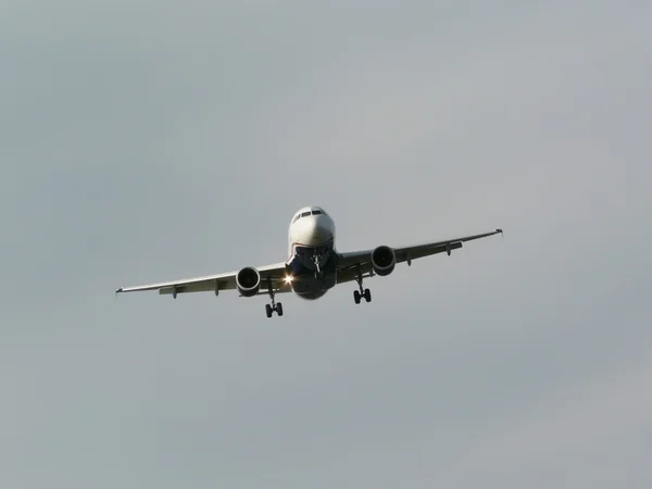 Коммерческий самолет на рейсе 08 2 — стоковое фото