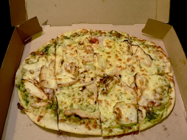 Піца у відкритій коробці з плоским хлібом — стокове фото