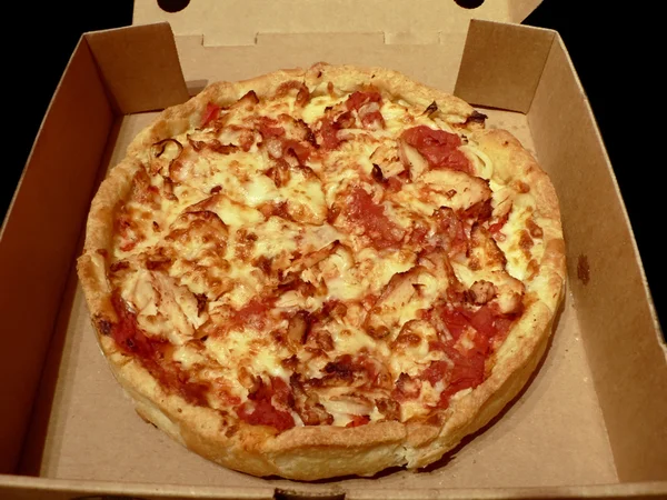 Pizza em caixa aberta — Fotografia de Stock