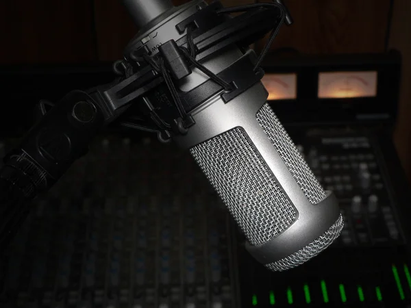 Microphone studio pour enregistrement vocal devant une console de mixage pa — Photo