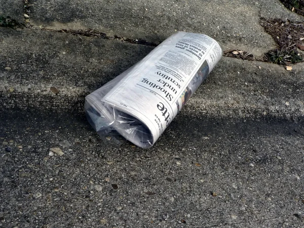Periódico - embolsado en la calle bordillo 2 — Foto de Stock