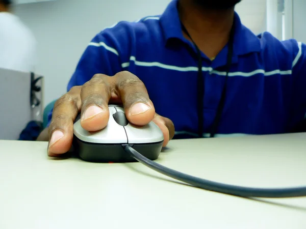 Рука тримає комп'ютерну мишу — стокове фото
