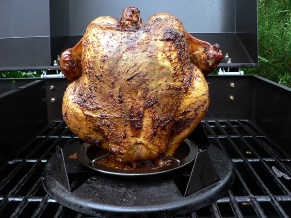 Grilled - whole chicken on the grill — Stock Photo, Image
