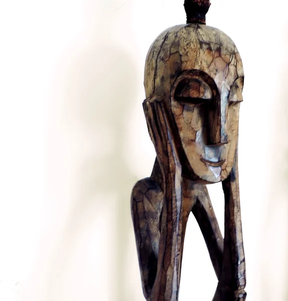 Figurka myśliciel Afrykańska rzeźba w drewnie — Zdjęcie stockowe