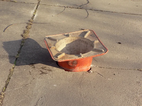 Cone de construção pothole enchimento na calçada — Fotografia de Stock