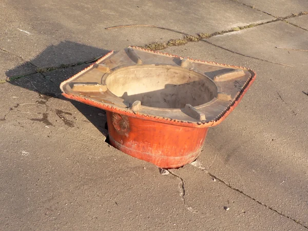 Cone de construção pothole enchimento na calçada 2 — Fotografia de Stock