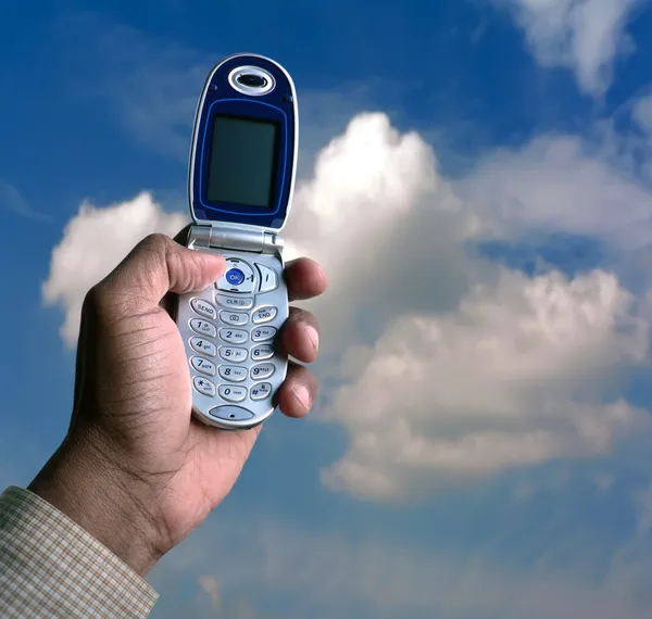 Mobiltelefon og blå himmel – stockfoto