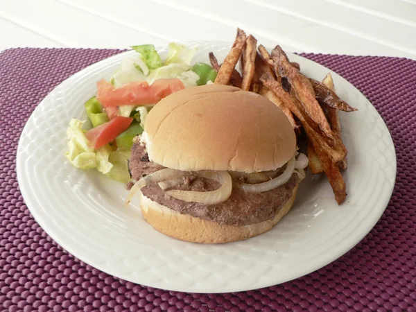 salata ve patates 3 hamburger yemek