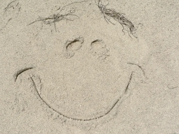 Plaża - twarz smily w piasku — Zdjęcie stockowe