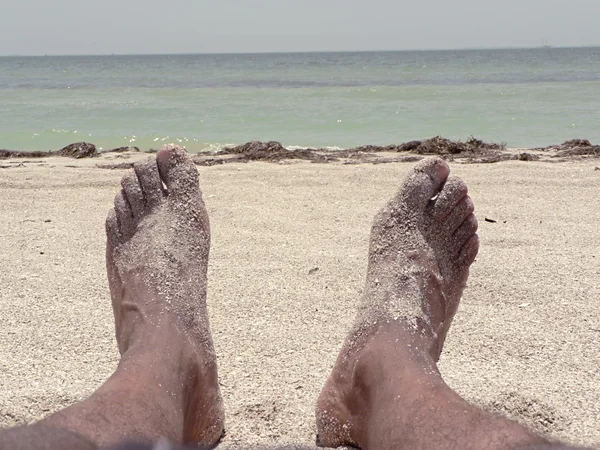 Plaża - stopy wylegiwać się w piasku — Zdjęcie stockowe