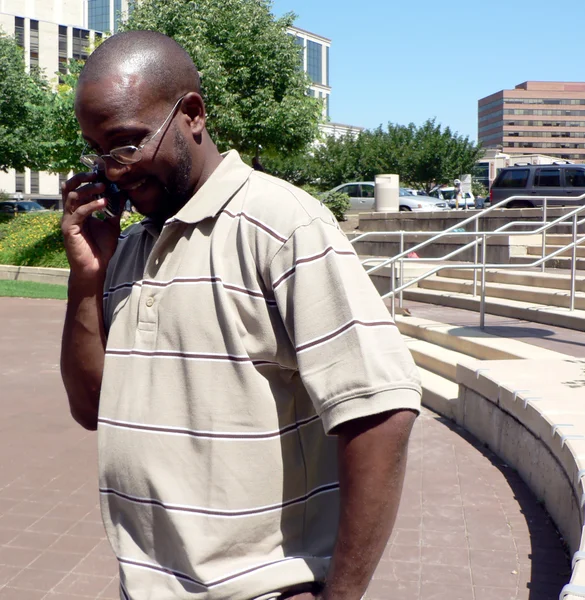 Muž mluví na mobil mimo — Stock fotografie