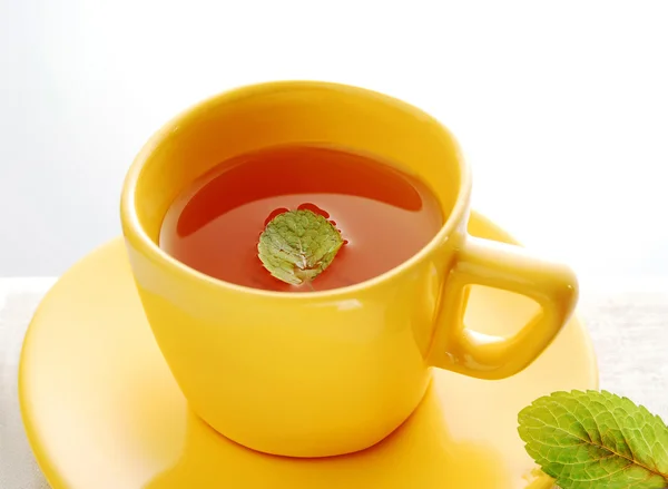 Mint tea with fresh leaves — Stock Photo, Image