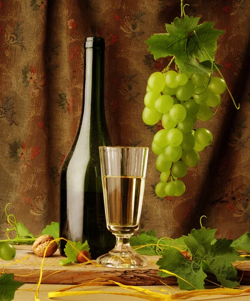 Винтажный натюрморт белого вина — стоковое фото