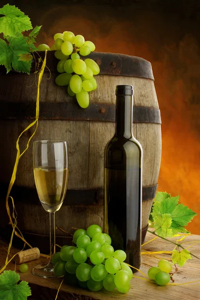 Beyaz şarap ve eski varil — Stok fotoğraf