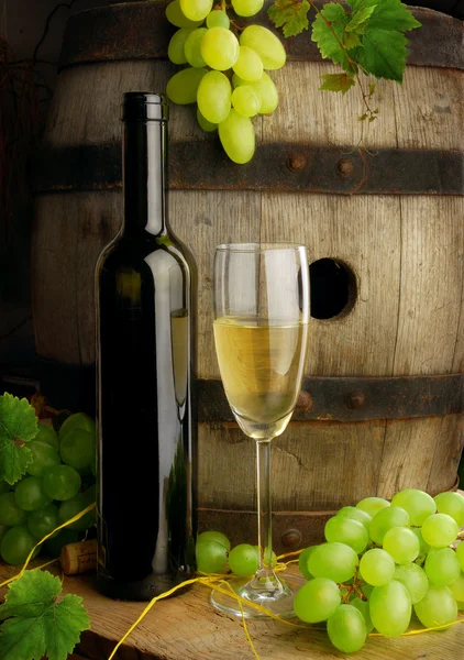 Λευκό κρασί, σταφύλια και βαρέλι — Φωτογραφία Αρχείου
