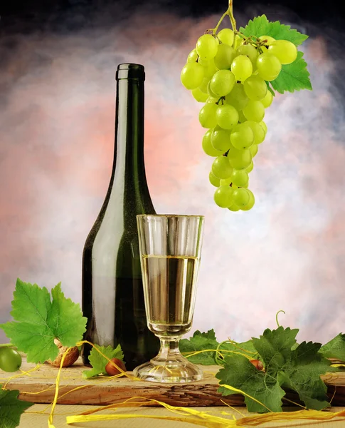 Винтажный натюрморт с белым вином — стоковое фото
