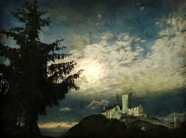 Грандиозный средневековый замок ночью — стоковое фото