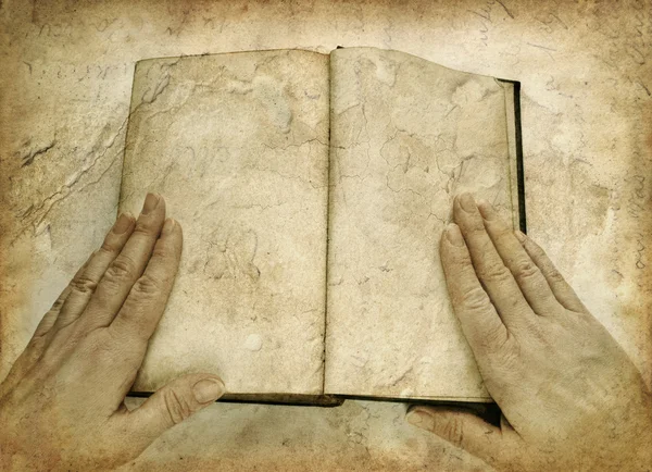 Грандиозное изображение рук на открытой пустой книге — стоковое фото