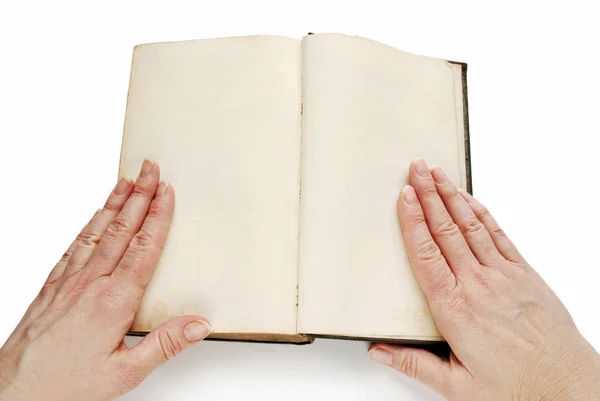 Руки на открытой пустой книге — стоковое фото