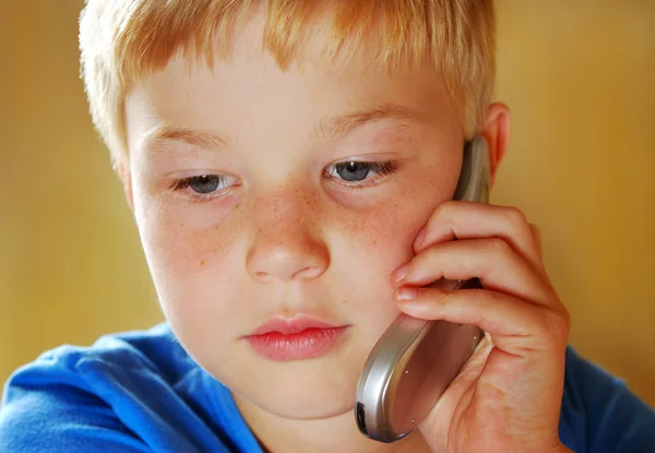 Мальчик с мобильного телефона — стоковое фото