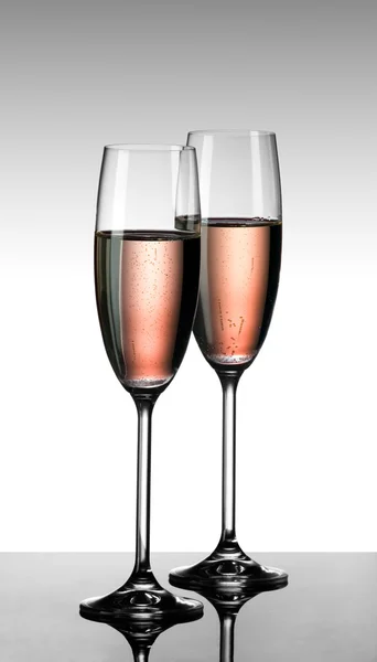 दो ग्लास में गुलाबी शैम्पेन — स्टॉक फ़ोटो, इमेज