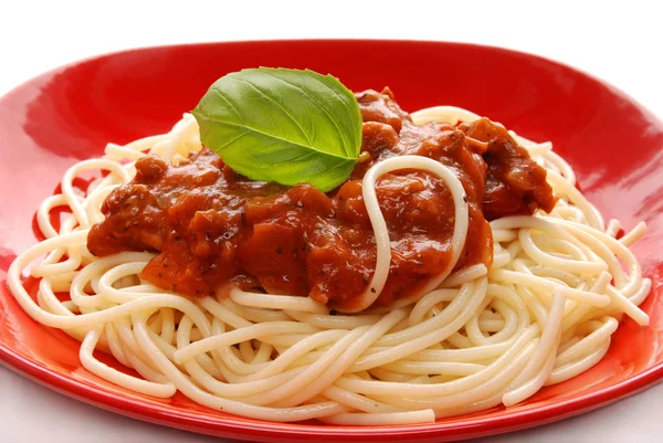 Spaghetti na czerwony talerz — Zdjęcie stockowe