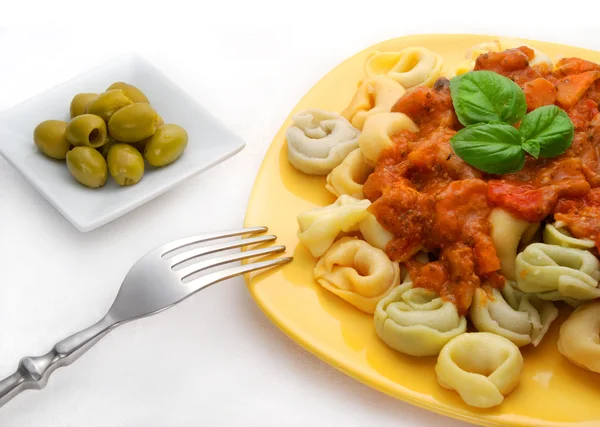 Tortellini und Oliven — Stockfoto