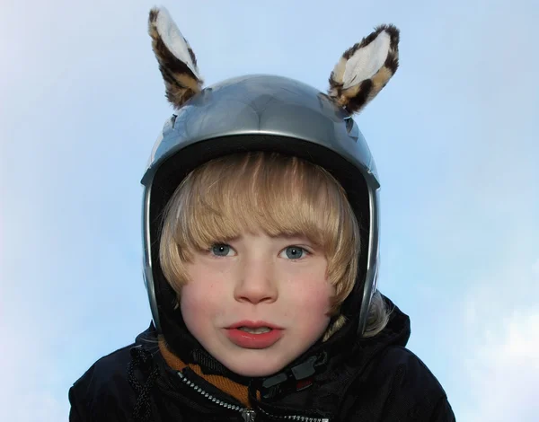 Pojke i ski hjälm — Stockfoto