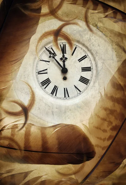 Grunge image with feathers and clock — Stock Photo, Image