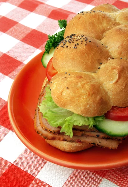 Sandwich di piring merah — Stok Foto