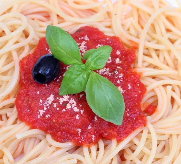 Паста с томатным соусом и базиликом — стоковое фото