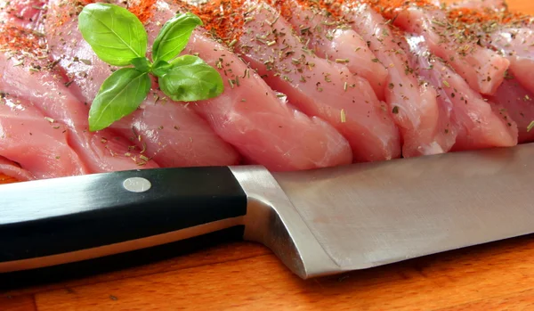 Świeże, surowe mięso z nożem — Zdjęcie stockowe