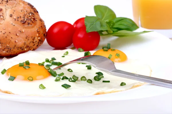 Breakfast with fried eggs, tomatoes and — Stock Photo, Image
