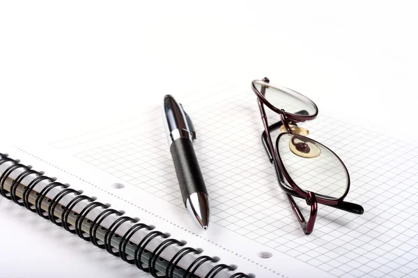 Bloco de notas com óculos e caneta — Fotografia de Stock