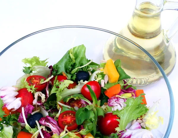 Čerstvý salát mix a olivový olej — Stock fotografie