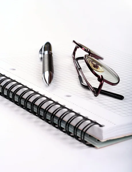 Occhiali e penna — Foto Stock