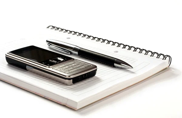 Στυλό και ΣΠΙΡΑΛ σημειωματάριο κινητό τηλέφωνο — Φωτογραφία Αρχείου