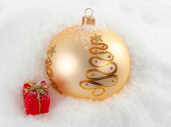 現在 l ゴールド クリスマス安物の宝石 — ストック写真