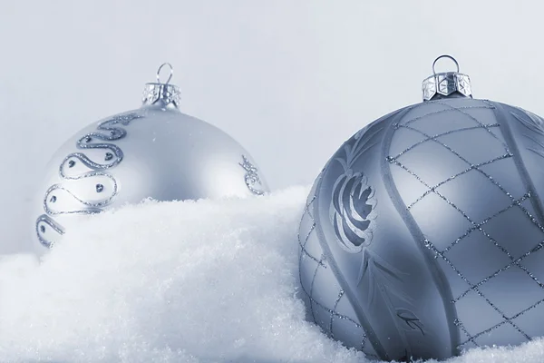 Twee Kerstmis verfraaien bollen in de sn — Stockfoto