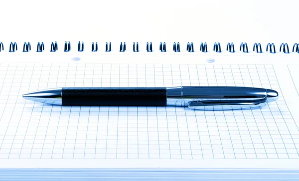 Spiral anteckningsblock med penna — Stockfoto