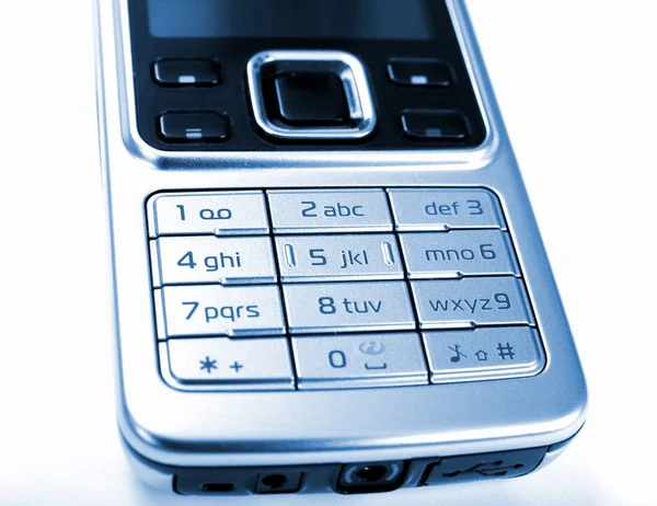Современный серебряный мобильный телефон — стоковое фото