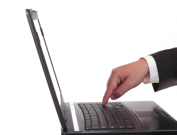 Man's hand op een laptop — Stockfoto