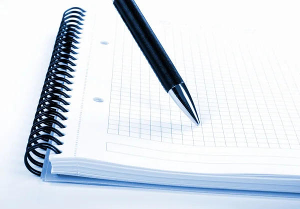Bloco de notas com caneta em tom azul — Fotografia de Stock