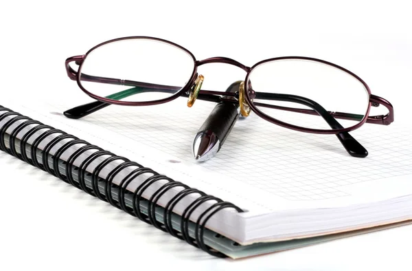 Блокнот с очками и ручкой — стоковое фото