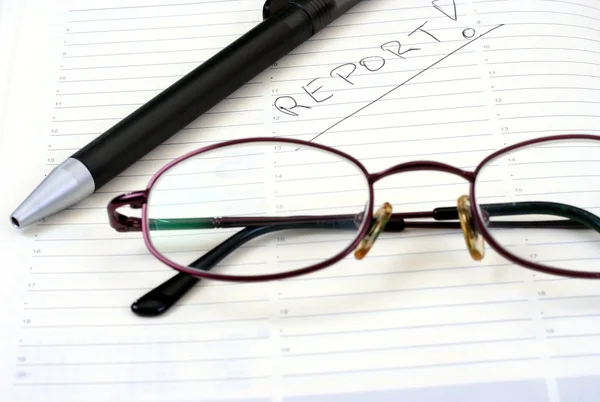 Bloc-notes avec lunettes et stylo — Photo