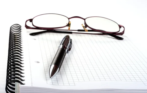Jegyzettömb, toll és szemüveg — Stock Fotó