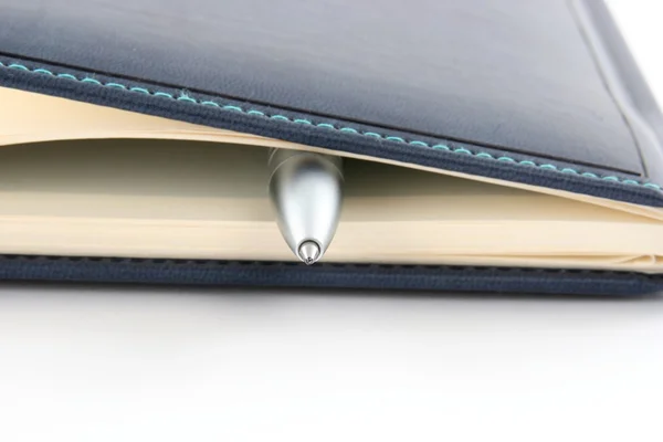 Penna med nära notebook — Stockfoto