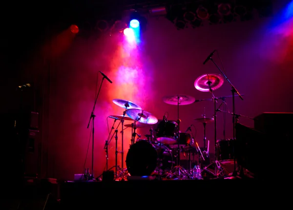 Conjunto de tambores no palco — Fotografia de Stock