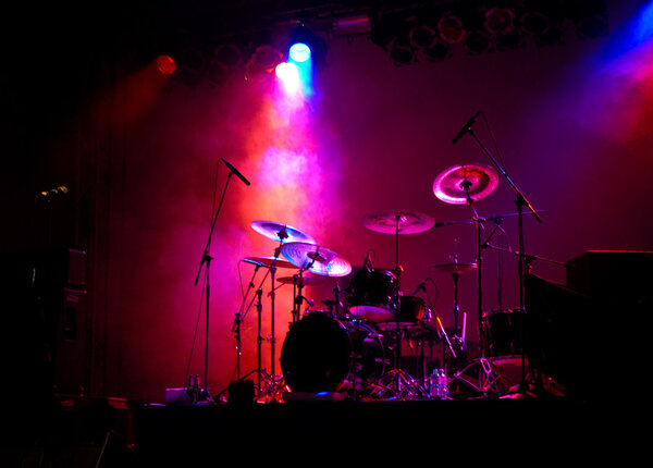 барабан на сцене